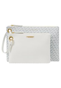 Deux pochettes, l'une en tissu à motif gris et blanc, l'autre en cuir blanc lisse, toutes deux avec des ferrures et des fermetures éclair dorées. Les deux présentent un marquage de la marque.