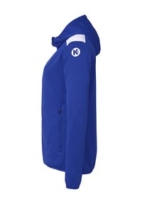 Giacca blu con cappuccio, caratterizzata da un accento bianco sulla spalla, tasca laterale con zip e logo sul braccio, realizzata in un tessuto morbido e leggero.