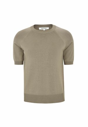 Īsa piedurkne, apaļas kakla džemperis olīvu zaļā krāsā. Izgatavots no mīksta materiāla ar ribotiem aproču un apakšmala elementiem, ar raglāna piedurknēm.