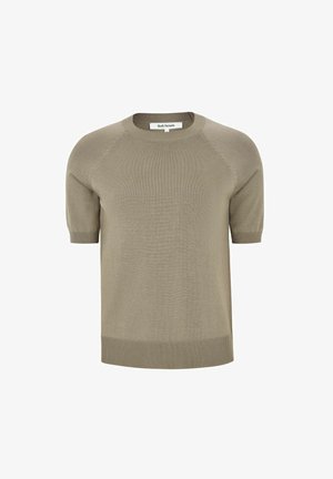 Īsa piedurkne, apaļas kakla džemperis olīvu zaļā krāsā. Izgatavots no mīksta materiāla ar ribotiem aproču un apakšmala elementiem, ar raglāna piedurknēm.