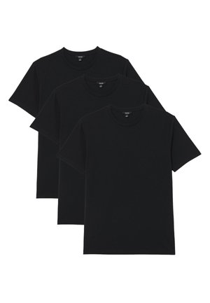 Drie effen zwarte T-shirts met korte mouwen en ronde hals, op elkaar gestapeld op een witte achtergrond.