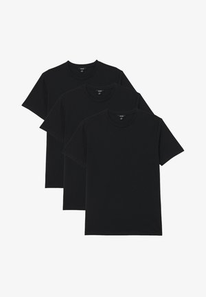 Tre ensfarvede sorte T-shirts med korte ærmer og rund hals stablet ovenpå hinanden på en hvid baggrund.