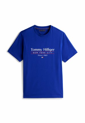Blå bomulds T-shirt med teksten "Tommy Hilfiger," "NEW YORK CITY" og "Since 1985" i hvid og rød. Kortærmet og rund hals.