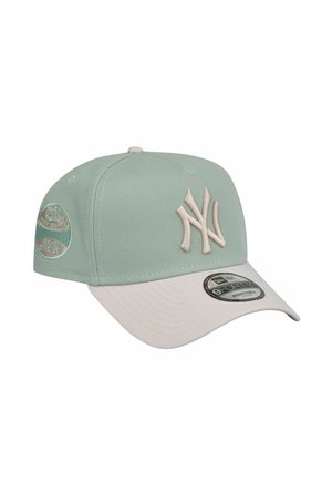 Mintgrüne Baseballkappe mit weißem Schirm, ausgestattet mit einem gestickten Logo, verstellbarem Riemen und gewobener Textur. Auffälliges seitliches Patch-Detail.