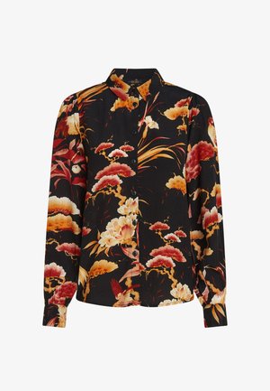 Chemise à manches longues en tissu noir avec un motif floral rouge, orange et crème, dotée d'un col classique et de poignets boutonnés.