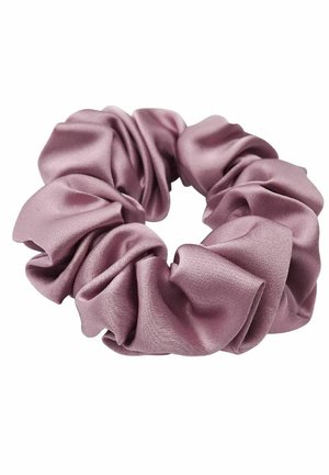 Lavendel satin scrunchie med samlet, skinnende stof, der danner bløde folder i en cirkulær håraccessorie.
