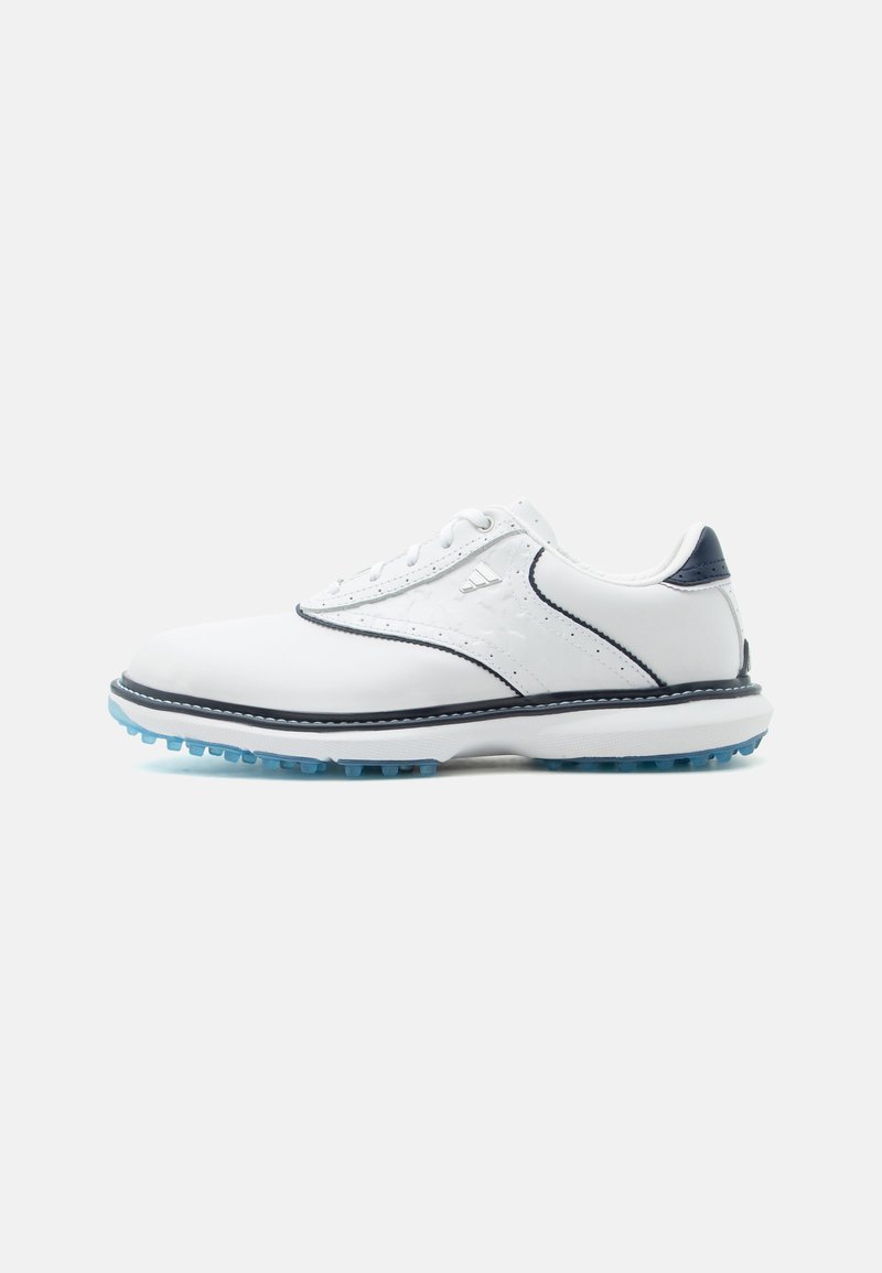 Chaussure de golf blanche avec des crampons à semelle bleu clair, des bordures noires et un design avec lacets, affichée de profil sur un fond uni.