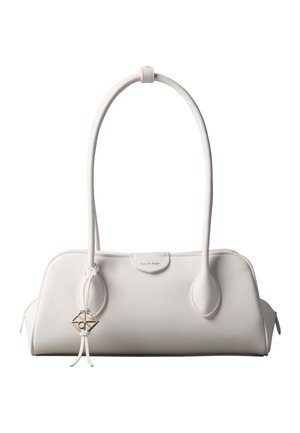 Λευκή τσάντα ώμου Calvin Klein με μακριές λαβές, ορθογώνιο σχήμα, κλείσιμο με φερμουάρ και διακοσμητικό με κρεμαστό λογότυπο κοντά στη λαβή.