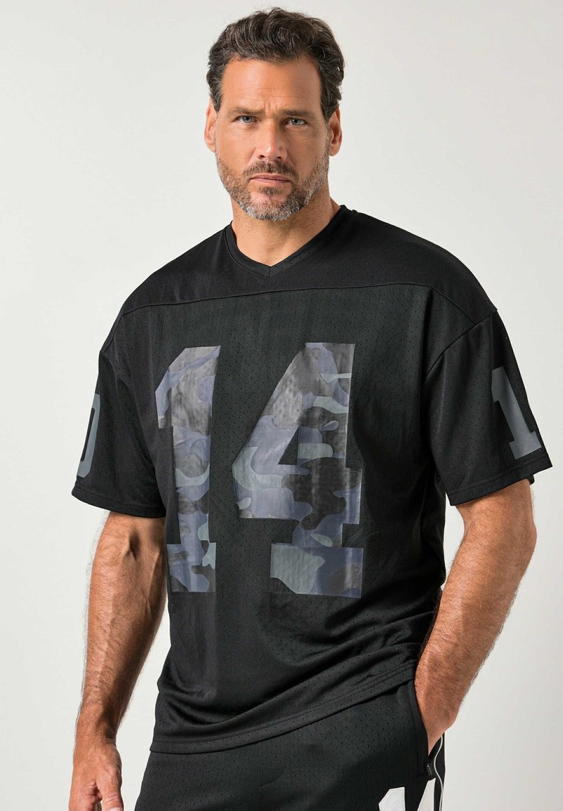 Czarna sportowa koszulka z luźnym krojem, krótkimi rękawami i dużymi, kamuflażowymi cyframi "14" na przodzie. Materiał wydaje się przewiewny.