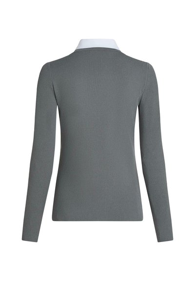 Pull gris côtelé à manches longues avec col blanc vu de dos, doté d'une silhouette ajustée et d'un design simple.