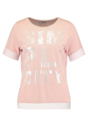 Różowy T-shirt z krótkim rękawem z białym obszyciem na rękawach i na dole, z dużym, błyszczącym, srebrnym napisem "SIMPLE CITY" z przodu.