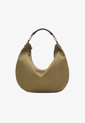 Mekana ramena torba oblikovana kao srp u maslinasto zelenoj boji s tamnocrnim kožnim ručkom i srebrnim čavlićima duž stranica.