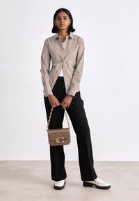 GANT STRIPED - Camicia - braun weiß