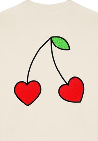 Camicia crema con un design ricamato in nero che raffigura due cuori rossi con una foglia verde sopra, creando un motivo di ciliegia.