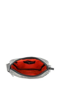 Borsetta in nylon grigia di forma rettangolare, con interno rosso. Chiusura a zip con etichetta del marchio all'interno. Cinghia regolabile attaccata.