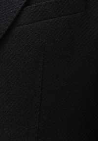 Schwarzer Textilstoff mit Fischgrätmuster, der ein schlankes, strukturiertes Design und eine saubere Verarbeitung aufweist. Geeignet f ür formelle Kleidung.