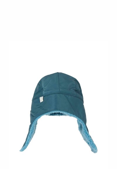 Cappello isolato color teal con morbida foderatura in pelliccia sintetica blu. Presenta paraorecchie per maggiore calore e un design cucito sulla parte esterna.
