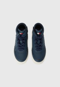 Mørkeblå høyde sneakers laget av syntetisk lær, med runde snører, perforert tåhette og hvit gummisåle. Glidelås på siden.