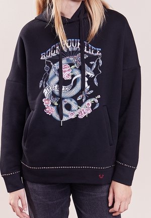Schwarzer Kapuzenpullover mit einem grafischen Design, das eine Schlange und Blumen zeigt, gerippte Bündchen und Nietenakzente am Saum.