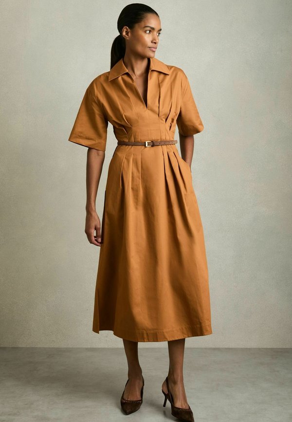 REGULAR FIT-AUBREY PLEATED - Blusenkleid - rust