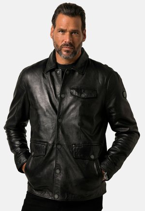 Chaqueta de cuero negra con cierre de botones en la parte delantera, cuello, dos bolsillos frontales y un bolsillo con parche. Textura suave con un diseño ajustado.