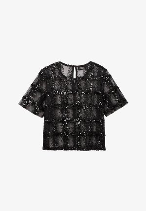Haut noir à manches courtes en tissu transparent avec des ornements en sequins formant un motif en damier. Dispose d'un col rond et d'une ouverture en forme de goutte au dos.
