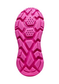 Růžová podrážka gumové obuvi s víceměrným vzorem dezénu, šestihrannými perforacemi a texturovanými oblastmi pro lepší přilnavost a flexibilitu.