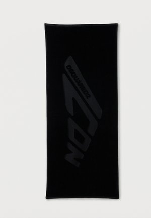 Juodas stačiakampis rankšluostis su tekstūruota paviršiumi. Pasižymi dideliu įspaustu logotipu šiek tiek tamsesnėje juodoje spalvoje. Paprastas dizainas.