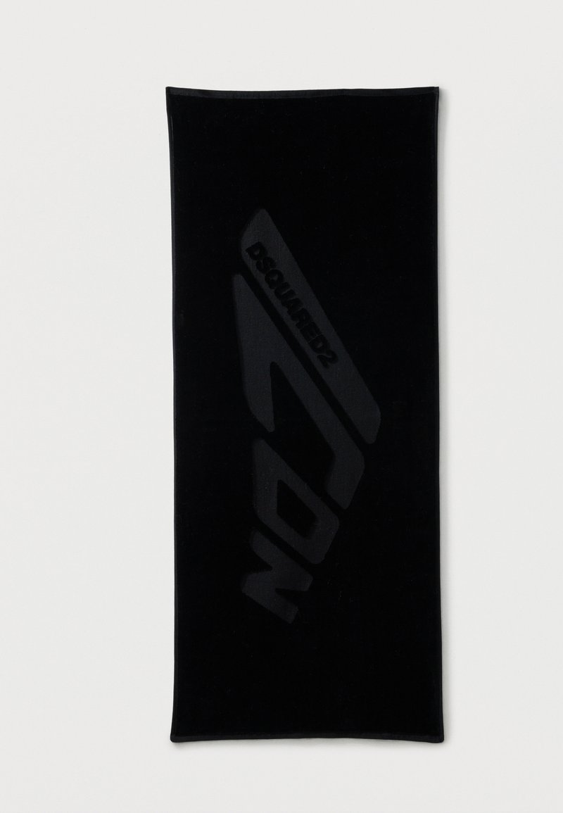 Juodas stačiakampis rankšluostis su tekstūruota paviršiumi. Pasižymi dideliu įspaustu logotipu šiek tiek tamsesnėje juodoje spalvoje. Paprastas dizainas.