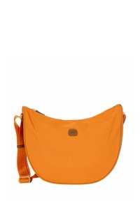 Sac d'épaule en nylon orange avec une forme incurvée, une fermeture éclair supérieure et une étiquette logo en cuir marron ; dispose d'une bandoulière réglable.