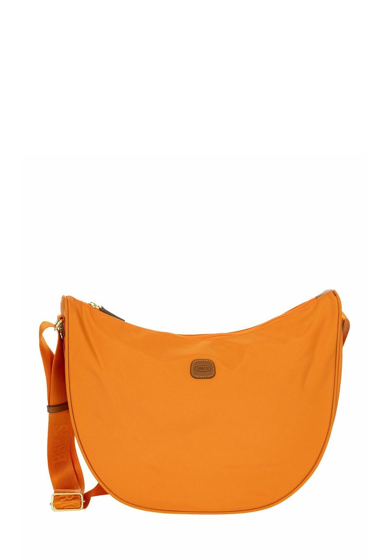 Sac d'épaule en nylon orange avec une forme incurvée, une fermeture éclair supérieure et une étiquette logo en cuir marron ; dispose d'une bandoulière réglable.