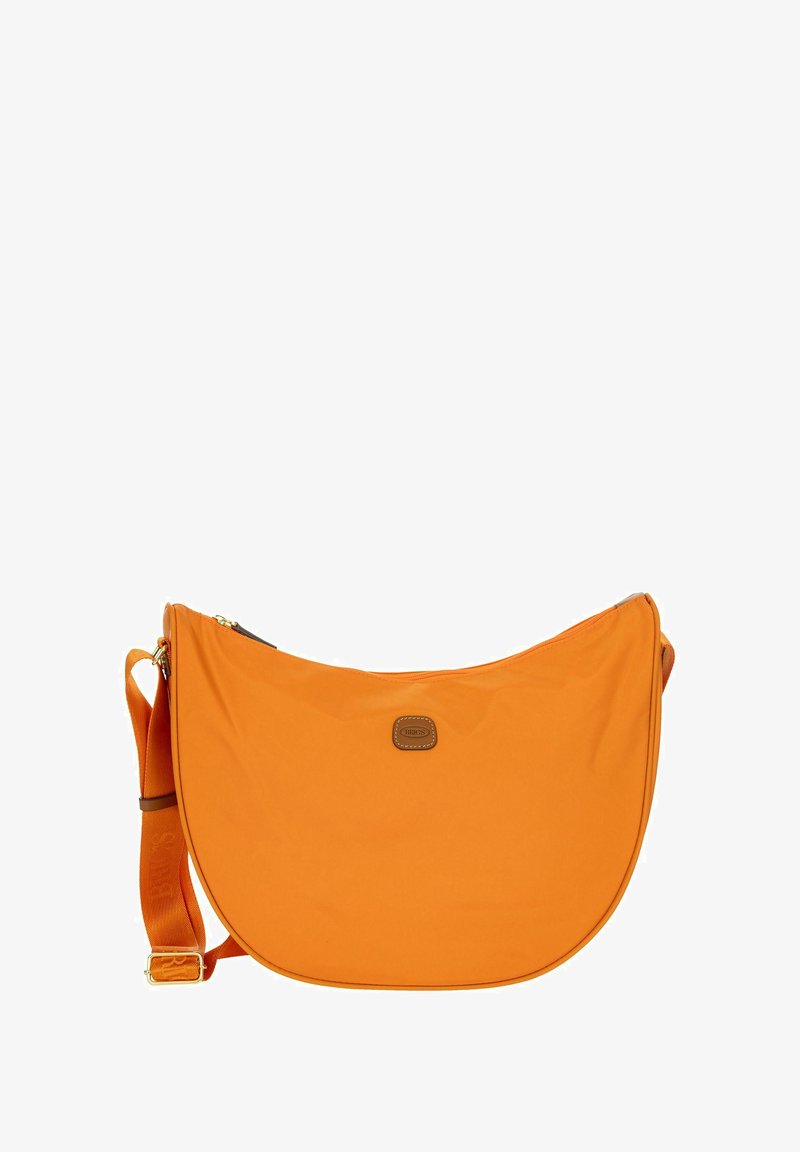 Sac d'épaule en nylon orange avec une forme incurvée, une fermeture éclair supérieure et une étiquette logo en cuir marron ; dispose d'une bandoulière réglable.