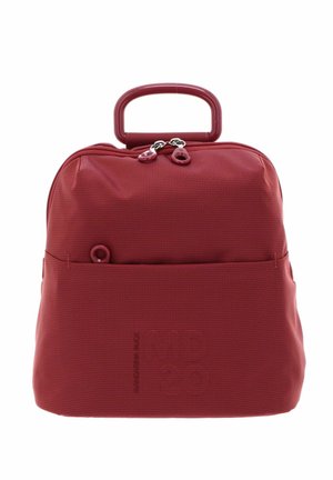 Petit sac à main rouge texturé avec une poignée arrondie sur le dessus et deux fermetures éclair au compartiment principal.