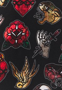 Zwarte stof met kleurrijke tattoo-geïnspireerde ontwerpen met harten, rozen, tijgers, handen, zwaarden en een vogel, variërend in stijl en detail.