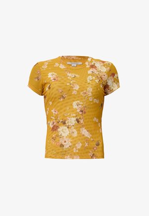 Camiseta amarilla de manga corta con un patrón floral en rosa, blanco y marrón. Textura suave y escote redondo. Presenta un ligero brillo.