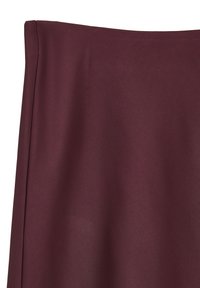 Tessuto bordeaux scuro e liscio con una leggera lucentezza e poche pieghe, mostrato in una vista ravvicinata del bordo di un indumento.