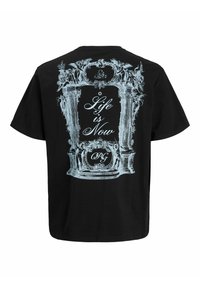 Czarna bawełniana koszulka z niebieskim wzorem graficznym, dekoracyjnym łukiem, napisem "Życie to Teraz" oraz misternymi detalami. Krótkie rękawy, luźny krój.