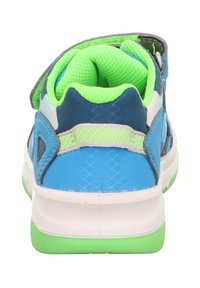 Scarpa da ginnastica blu con una tomaia in rete blu e verde, col collare imbottito e suola bianca con accenti verdi.