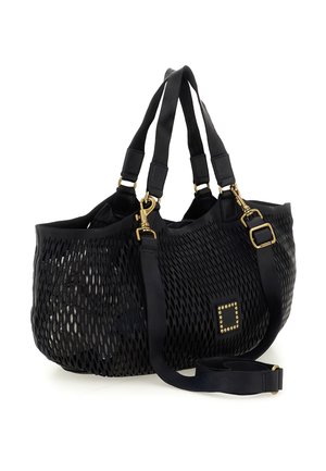 Borsa a tracolla in pelle intrecciata nera con doppi manici, tracolla staccabile e emblema quadrato con borchie dorate sul lato.