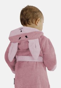 Rosa pl�üsch Badezimmerrock mit Hasenohren an der Kapuze. Verfügt über eine weiche Textur, kontrastierende hellere rosa Akzente und einen Gürtel in der Taille.