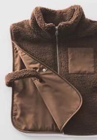 Gilet en polaire marron avec un col haut, fermeture éclair et poche plate. La doublure intérieure est en tissu lisse, avec une teinte marron assortie.