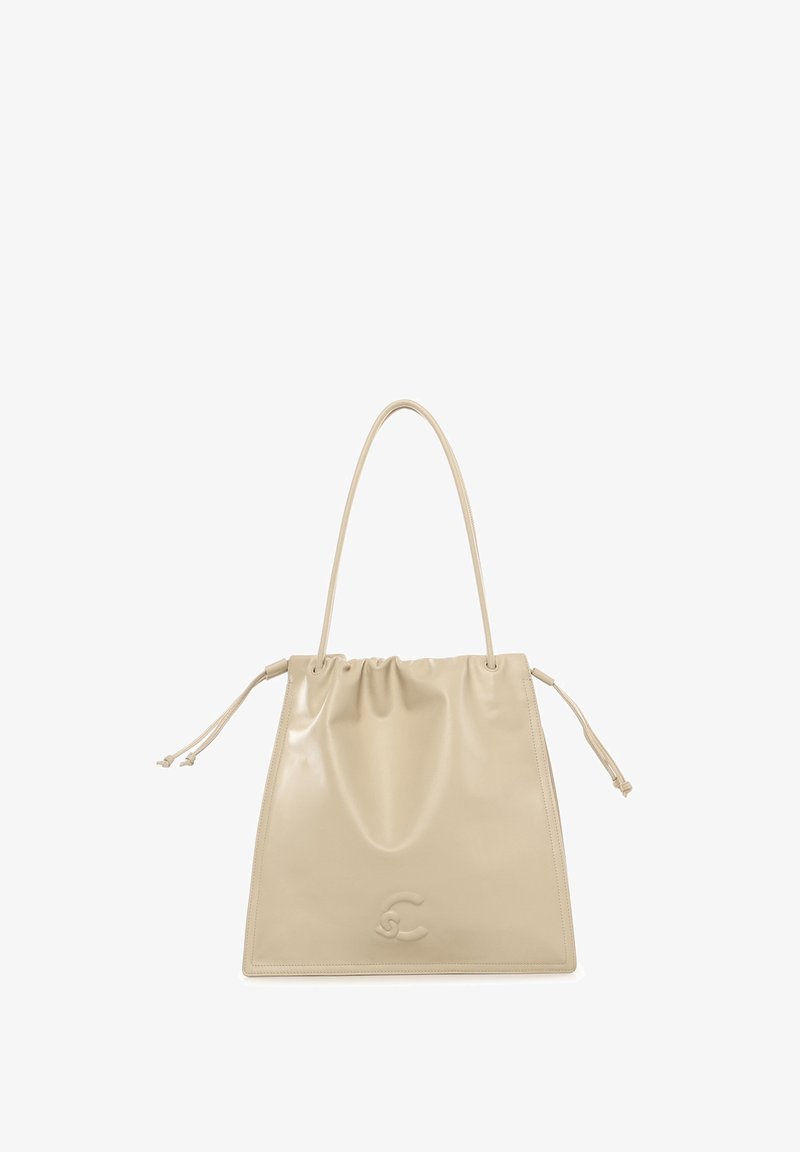 Borsa a tracolla in pelle beige con lati a coulisse, tracolla singola e logo in rilievo sul davanti, su sfondo bianco.