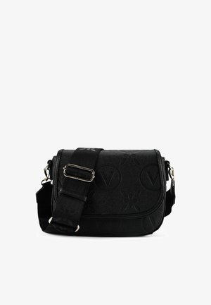 Bolso bandolera negro hecho de material sintético texturizado. Presenta un diseño floral en relieve, correa ajustable y detalles en metal de tono plateado.