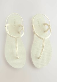 Weiße Flip-Flops mit strukturierten Sohlen, geflochtenem Zehenriemen und minimalistischen Design. Flexibles Material mit glatter Oberfläche.