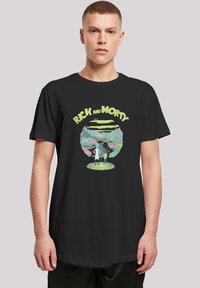 Fekete pamut póló, színes "Rick és Morty" grafikával, amelyen a karakterek egy portál előtt állnak, élénk részletekkel és jellegzetes betűkkel.