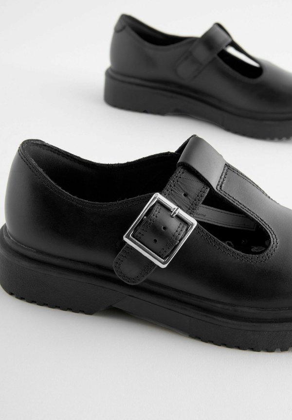 CHUNKY SCHOOL – REGULAR FIT – Riemchenballerina