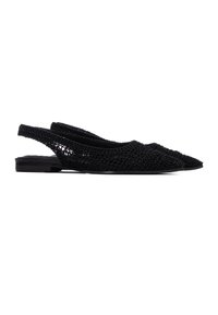 Zapatos slingback negros con punta puntiaguda y detalles intrincados similares a encaje. Suela plana con superficie texturizada, diseño de talón abierto.