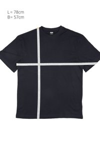 Camiseta negra medida con una cinta, mostrando una longitud de 78 cm y un ancho de 57 cm marcado por cintas vertical y horizontal.