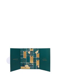 Calendario de adviento en color teal con acentos dorados, que presenta pequeños cajones numerados del 1 al 24. Diseños intrincados de hojas y el texto "Es hora de brillar".