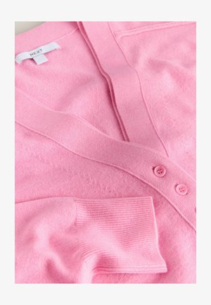 Ružový pletený cardigan s výstrihom do V, dvoma prednými vreckami a piatimi zladenými gombíkmi. Hladká textúra s rebrovanými manžetami a lemom.